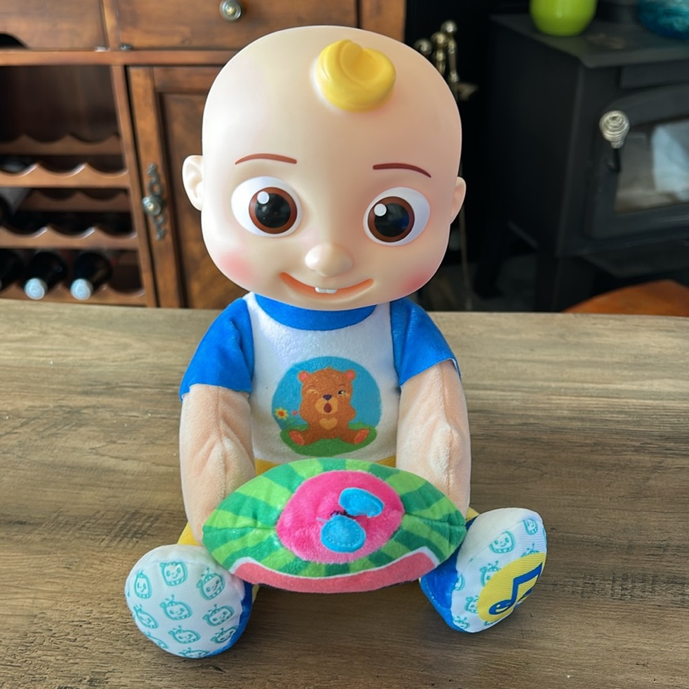 Cocomelon Peek-A-Boo JJ - English Edition Interactive Musical Baby Doll 2023